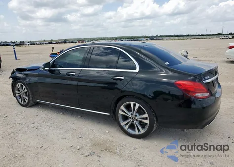 2018 Mercedes-Benz C 300 z USA, uszkodzony, nr VIN 55SWF4JB5JU250710